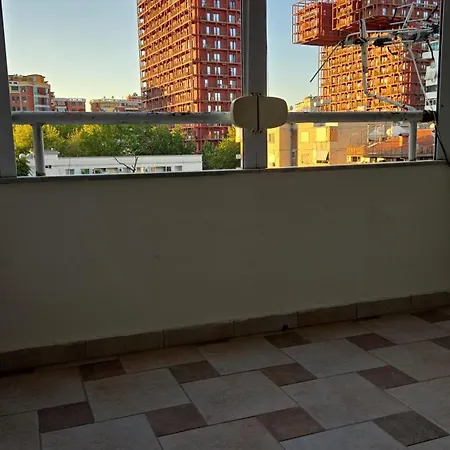 Spacious 3Br Apartment For 8 With 2 Balconies *