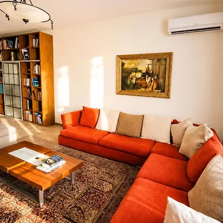 Spacious 3br For 8 With 2 Balconies ティラナ