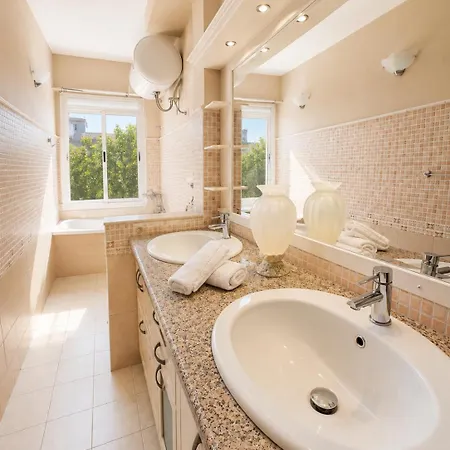 Spacious 3br For 8 With 2 Balconies