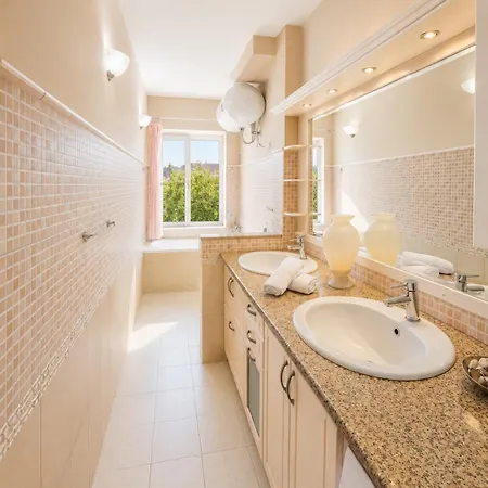 Spacious 3br For 8 With 2 Balconies ティラナ