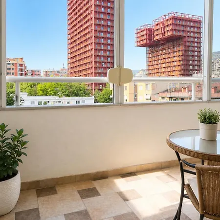 Spacious 3br For 8 With 2 Balconies *