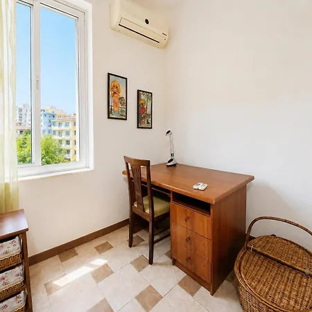 Spacious 3br For 8 With 2 Balconies